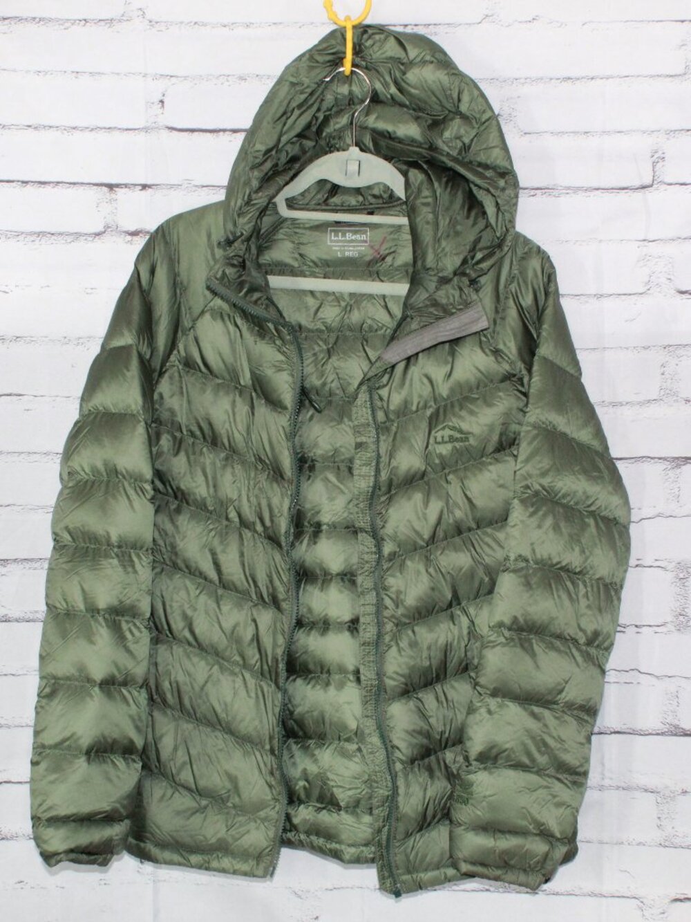 LL Bean Ultralight 850 Down Hooded Jacket Coat Thyme Green Large READ FLAW